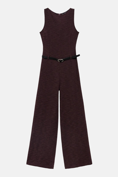 Bordeaux jumpsuit van MANGO, met zwarte riem en losse pasvorm.