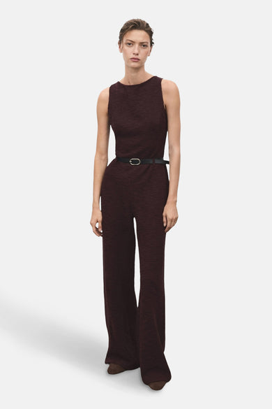 Bordeaux jumpsuit van MANGO, met dunne zwarte riem en wijde pijpen.