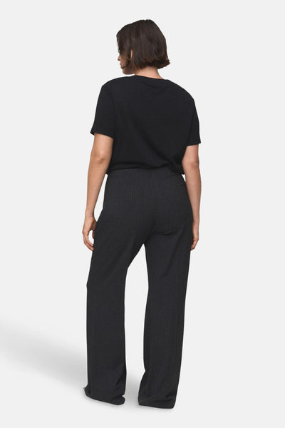 Grijze gestreepte pantalon van MANGO, met een rechte pasvorm en een subtiele textuur.
