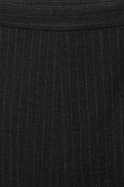 Grijze kostuumbroek van MANGO, met fijne ton-sur-ton verticale strepen, taillebanddetail.