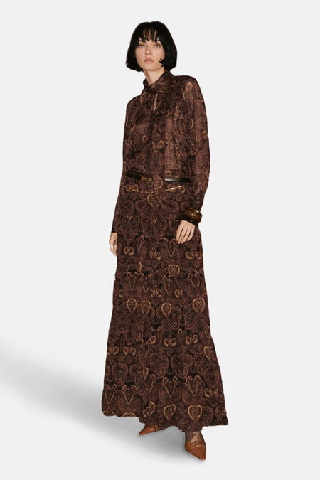 Bruine blouse met lange mouwen van MANGO, met paisley-motief, gedragen met een bruine riem en een bijpassende lange rok.