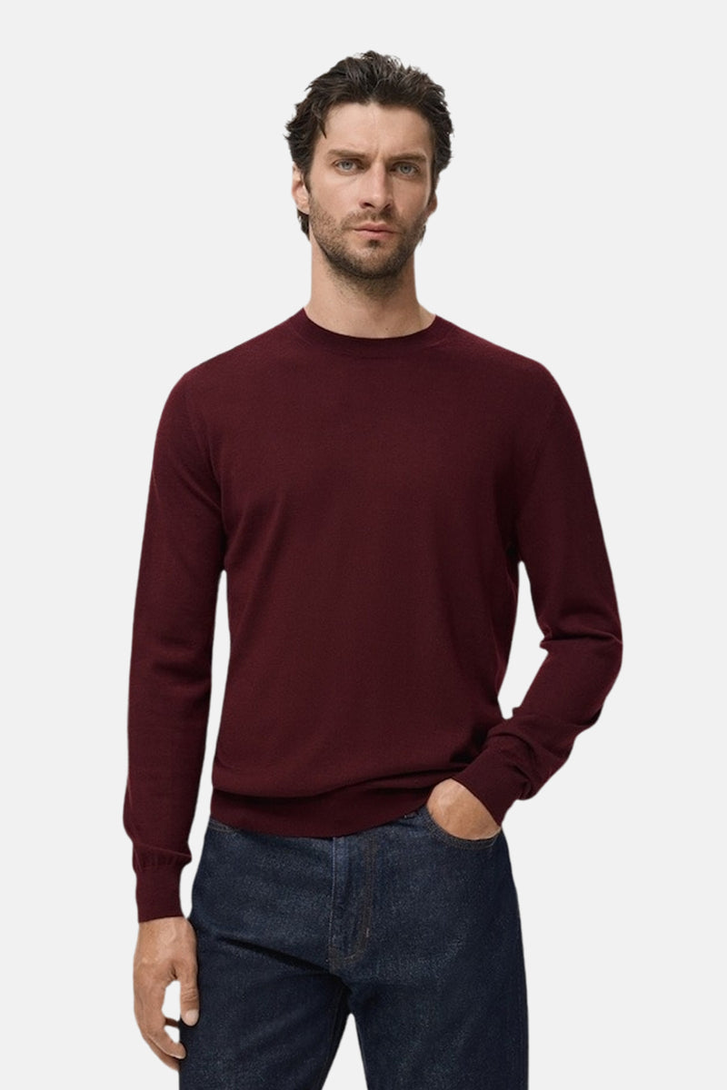 Bordeaux ronde hals trui van MANGO, gedragen met een donkerblauwe jeans.