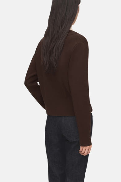 Gilet marron de MANGO, porté avec un jean foncé.