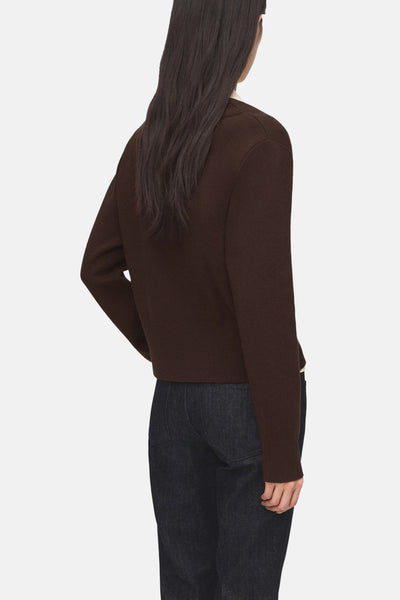 Gilet marron de MANGO, porté avec un jean foncé.