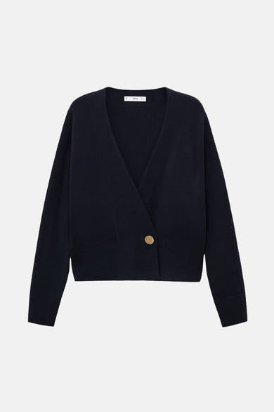 Gilet bleu marine de MANGO, croisé avec un bouton doré, en maille fine sur fond blanc.