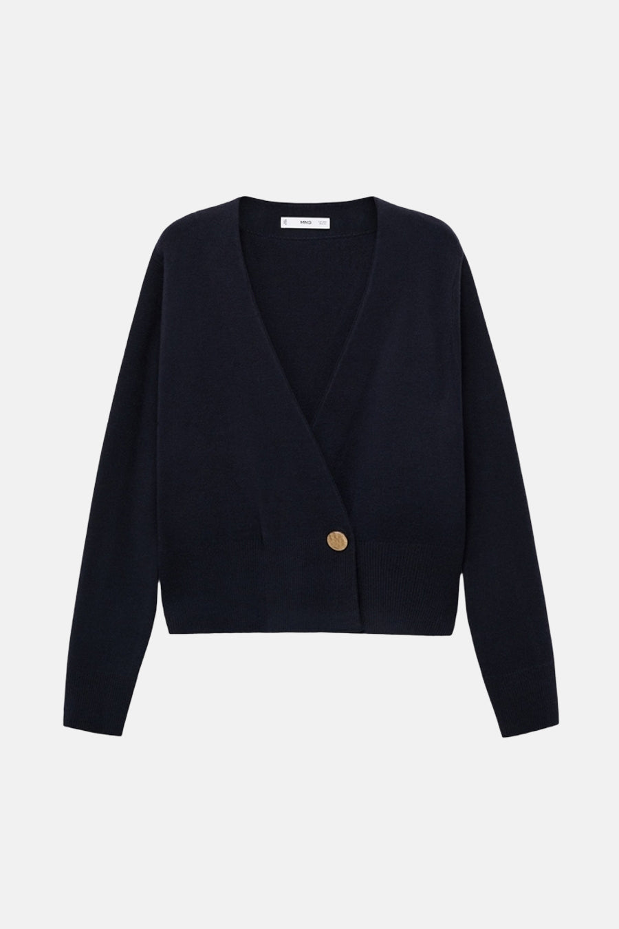 Gilet bleu marine de MANGO, croisé avec un bouton doré, en maille fine sur fond blanc.