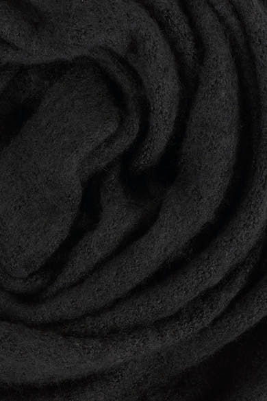 Écharpe noire de PIECES®, texturée avec des plis et des ondulations subtiles.