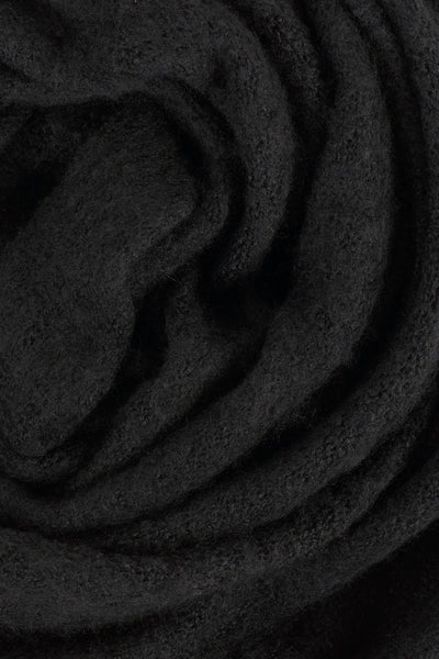 Écharpe noire de PIECES®, texturée avec des plis et des ondulations subtiles.