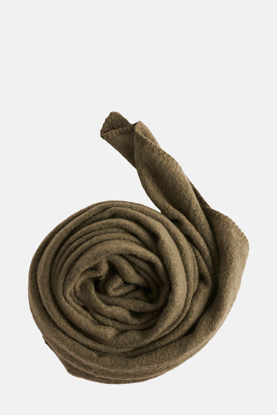 Écharpe verte enroulée de PIECES®, texture douce et épaisse, présentée sur fond uni.
