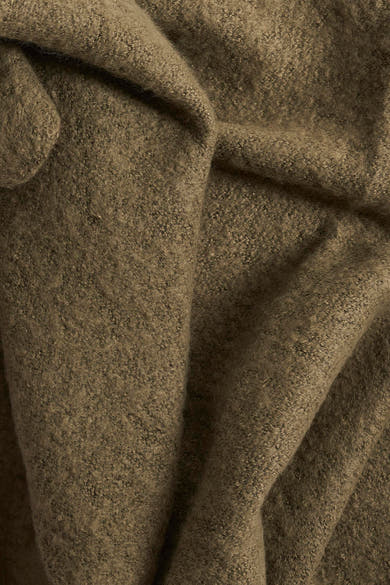 Écharpe verte en tricot par PIECES®, texture épaisse avec des plis doux.