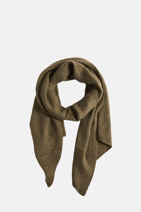 Groene gebreide sjaal van PIECES®, warm en comfortabel textielaccessoire dat in zachte plooien valt.