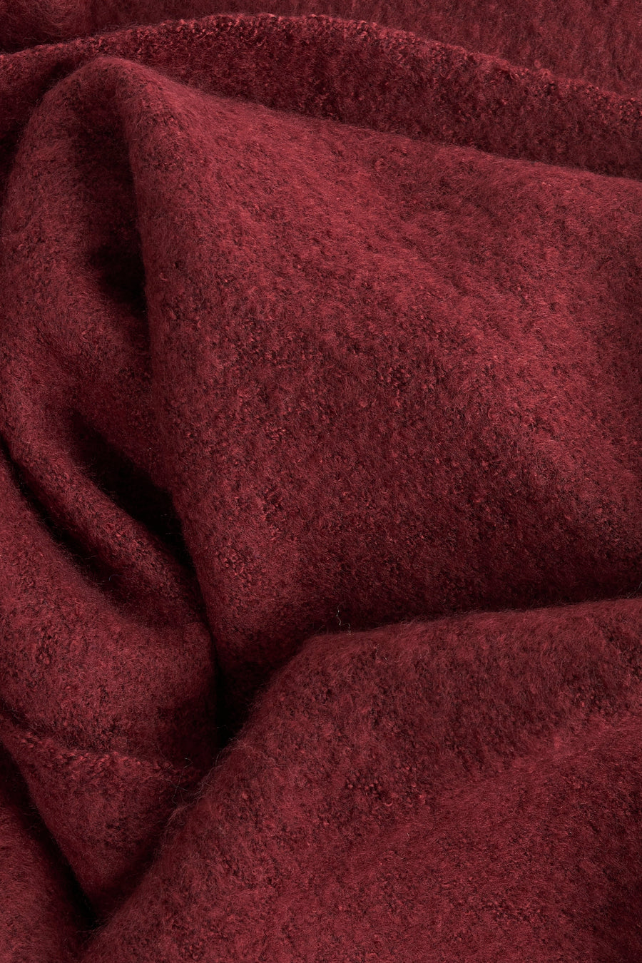 Écharpe rouge de PIECES® en tissu texturé avec des plis doux et une teinte bordeaux riche.