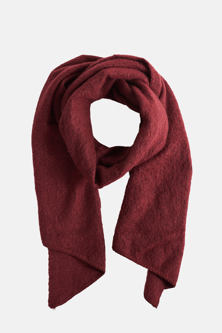 Écharpe rouge par PIECES® avec une texture feutrée et un drapé ample.