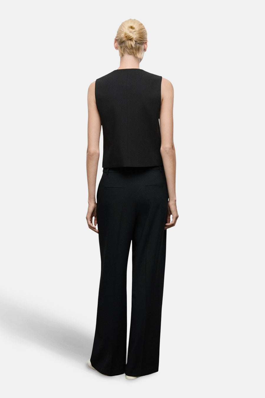 Pantalon noir de MANGO, coupe ample et taille haute, vue de dos.
