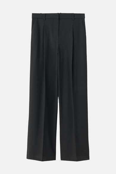 Pantalon noir de MANGO, coupe ample avec plis sur le devant, poches latérales.