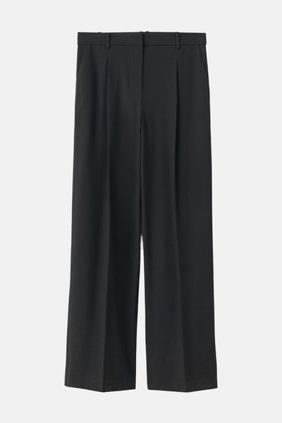 Pantalon noir de MANGO, coupe ample avec plis sur le devant, poches latérales.