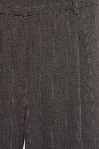 Pantalon gris à rayures de MANGO, détail de la fermeture et passants de ceinture visibles.