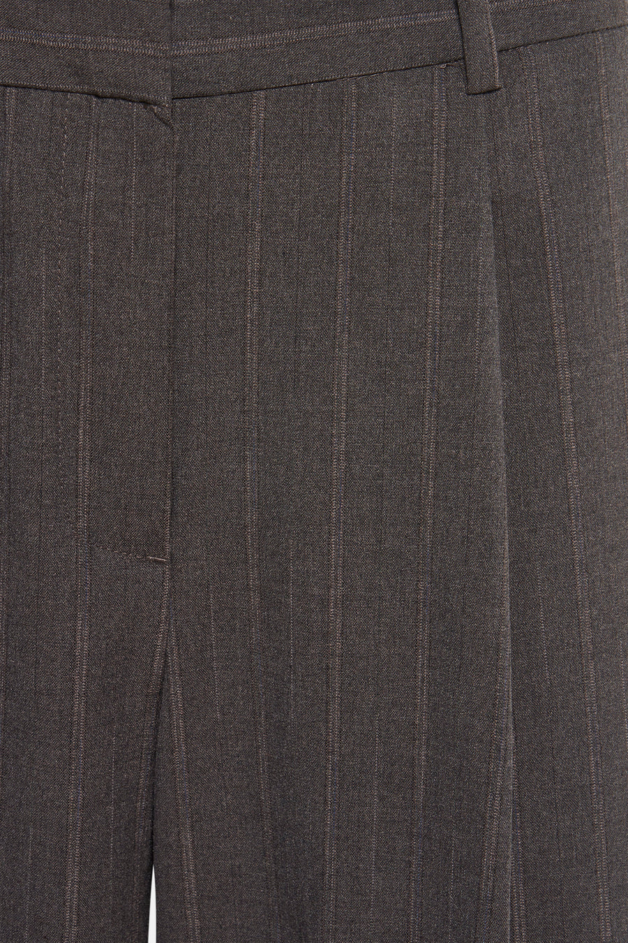 Pantalon gris à rayures de MANGO, détail de la fermeture et passants de ceinture visibles.