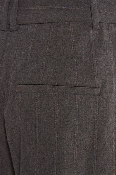 Pantalon gris à rayures fines de MANGO, avec poche arrière passepoilée et passants de ceinture.