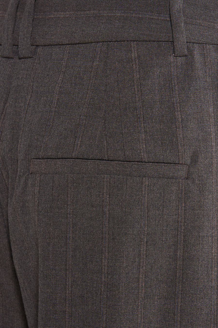 Pantalon gris à rayures fines de MANGO, avec poche arrière passepoilée et passants de ceinture.