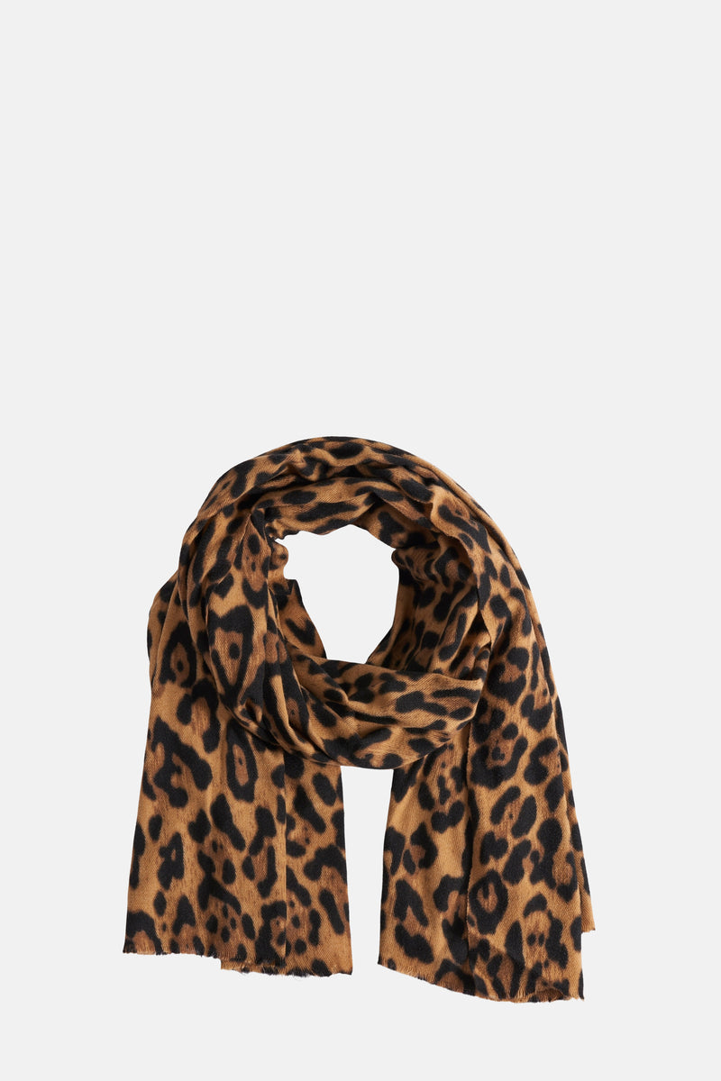Multikleuren sjaal van MANGO met een luipaardprint en gerafelde randen.