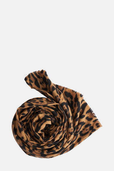 Foulard multicolore de MANGO, motif léopard enroulé, avec des bords à franges.

