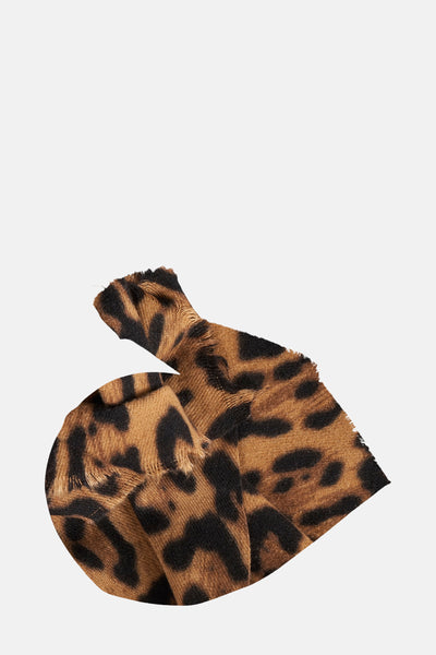 Foulard multicolore de MANGO avec un motif léopard et des bords effilochés.