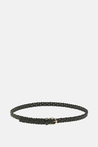 Zwarte gevlochten riem van PIECES® met een gouden gesp, gepresenteerd op een lichte achtergrond.