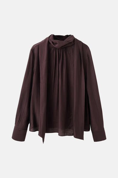 Chemisier à manches longues brun par Mango, avec col montant et tissu texturé.
