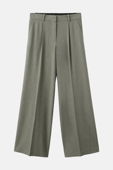 Wijde groene broek van MANGO, met plooien aan de voorkant en een relaxte pasvorm.
