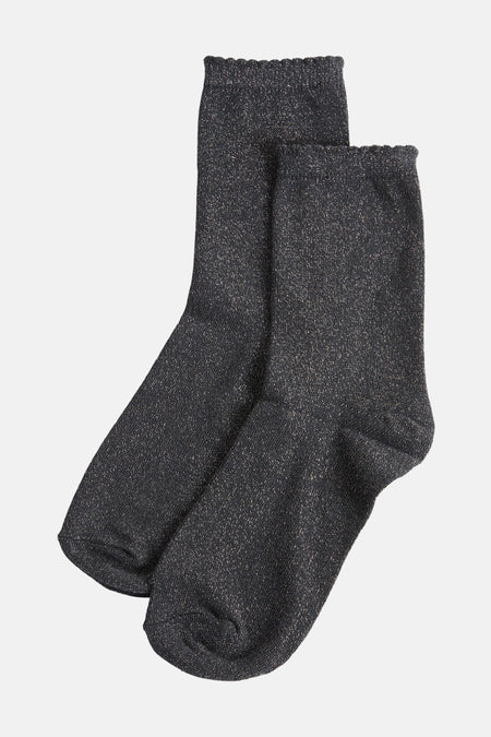 Grijze glanzende sokken van PIECES, met wit label "ONE SIZE" en bevestigingsclip.
