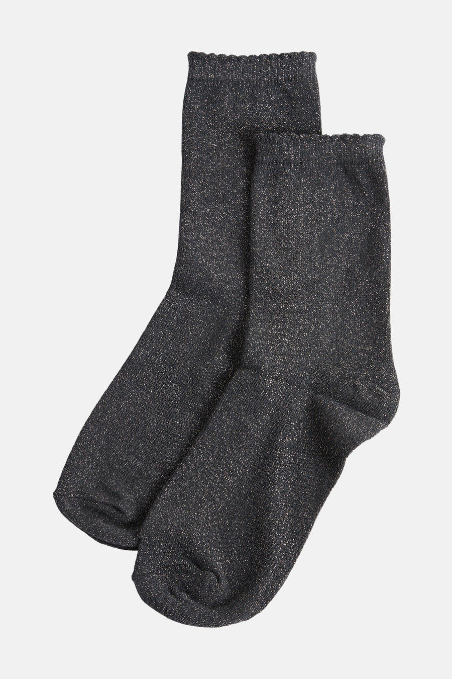 Grijze glanzende sokken van PIECES, met wit label "ONE SIZE" en bevestigingsclip.