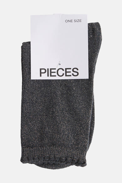 Chaussettes grises brillantes de PIECES, avec étiquette blanche "ONE SIZE" et agrafe de fixation.