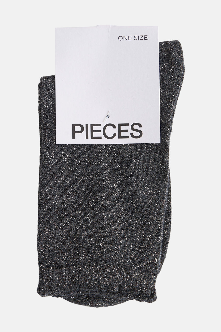 Chaussettes grises brillantes de PIECES, avec étiquette blanche "ONE SIZE" et agrafe de fixation.