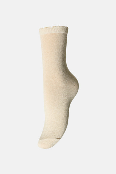 Beige sokken van PIECES®, in textuurgebreide stof met geschulpte rand, naast elkaar gepresenteerd.