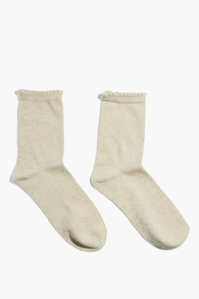 Chaussettes beiges de PIECES®, en maille texturée avec bordure festonnée, présentées côte à côte.
