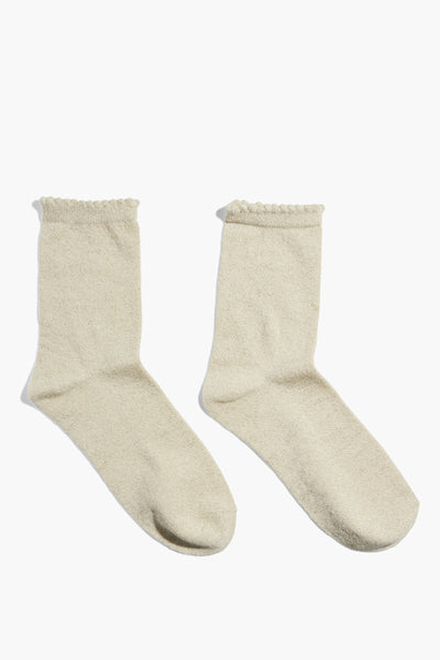 Chaussettes beiges de PIECES®, en maille texturée avec bordure festonnée, présentées côte à côte.
