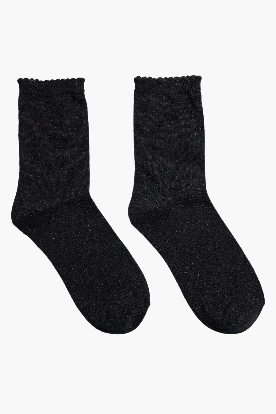 Chaussettes noires scintillantes de PIECES®, avec bordure ondulée, sur fond blanc.