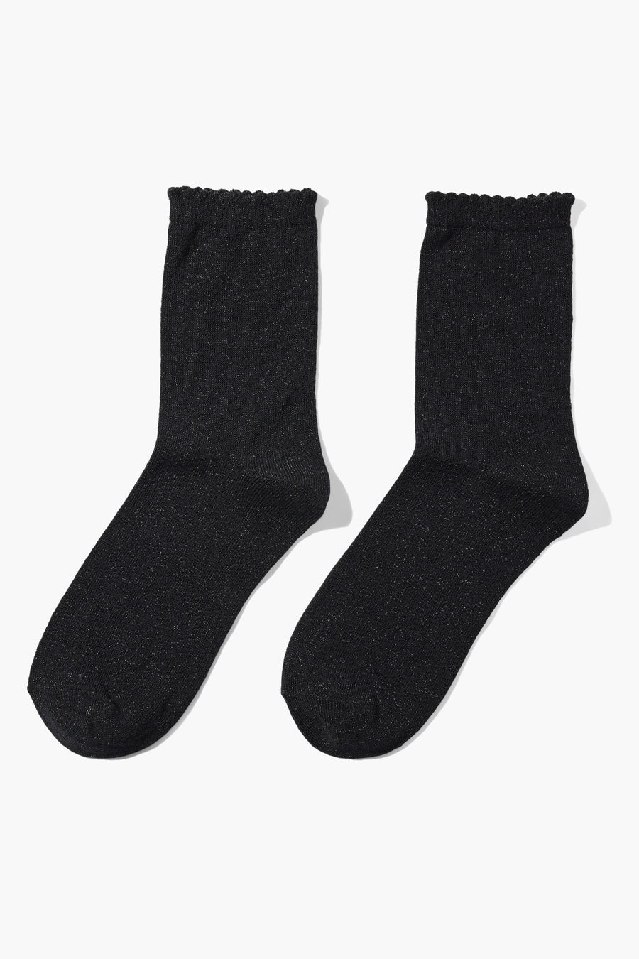 Chaussettes noires à paillettes de PIECES®, avec bordure ondulée décorative et détails scintillants.