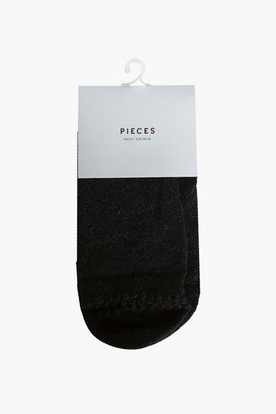 Chaussettes noires scintillantes de PIECES, emballées avec étiquette et cintre en plastique.