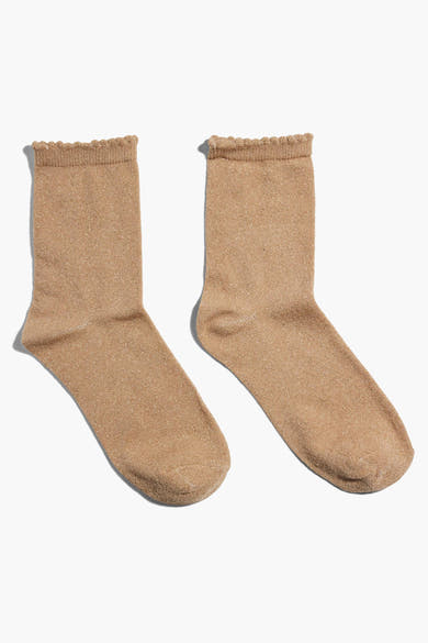 Chaussettes beiges par PIECES® avec détails côtelés sur le dessus, présentées sur fond blanc.