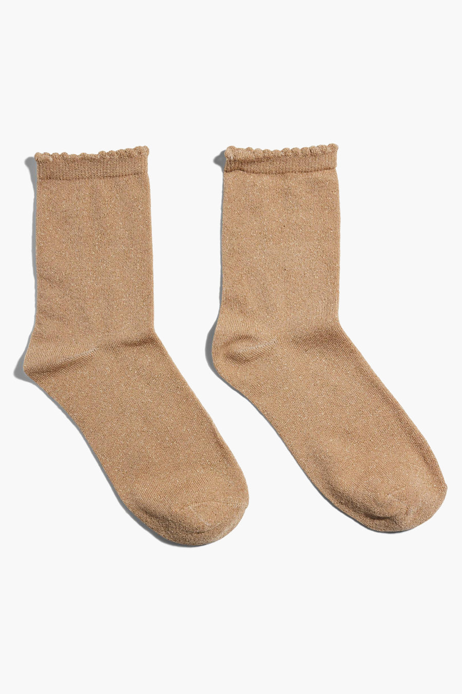 Chaussettes beiges par PIECES® avec détails côtelés sur le dessus, présentées sur fond blanc.