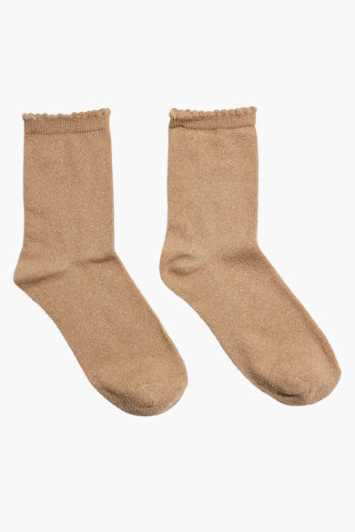 Beige sokken van PIECES®, glanzende stof met geschulpte rand, naast elkaar gepresenteerd.
