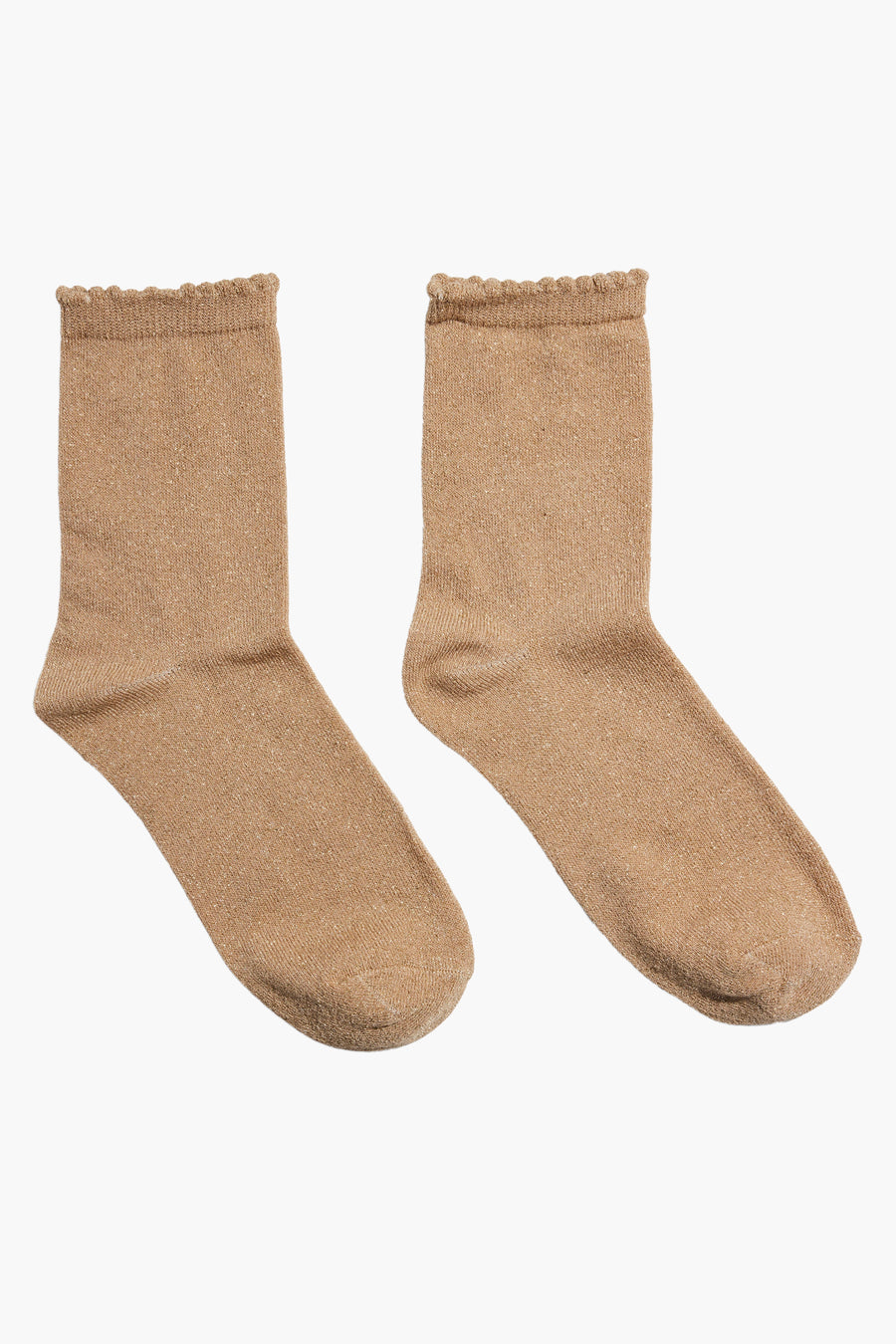 Beige sokken van PIECES®, glanzende stof met geschulpte rand, naast elkaar gepresenteerd.