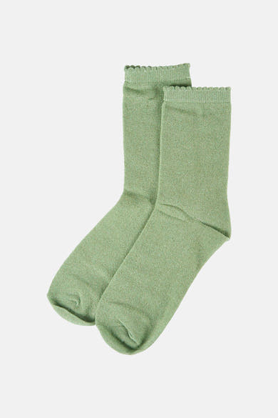 Groene sokken van PIECES®, in glanzende stof met golvende rand, schuin gepresenteerd.