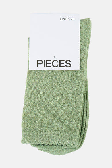 Groene gebreide sokken van PIECES®, getextureerd met gouden glans.