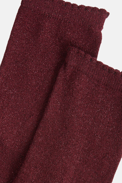 Chaussettes rouges à paillettes by PIECES® avec bordure ondulée et texture tricotée.