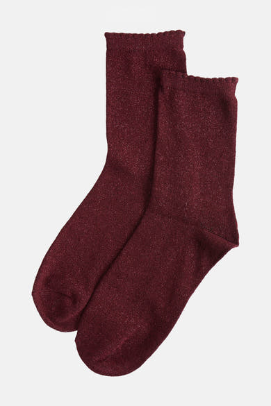 Chaussettes rouges scintillantes de PIECES®, texture tricotée et bordure ondulée.