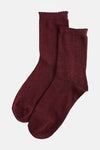Chaussettes rouges scintillantes de PIECES®, texture tricotée et bordure ondulée.