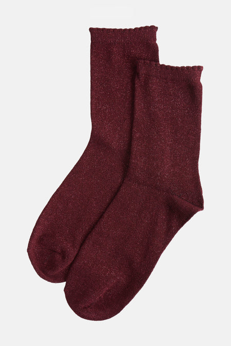 Chaussettes rouges scintillantes de PIECES®, texture tricotée et bordure ondulée.